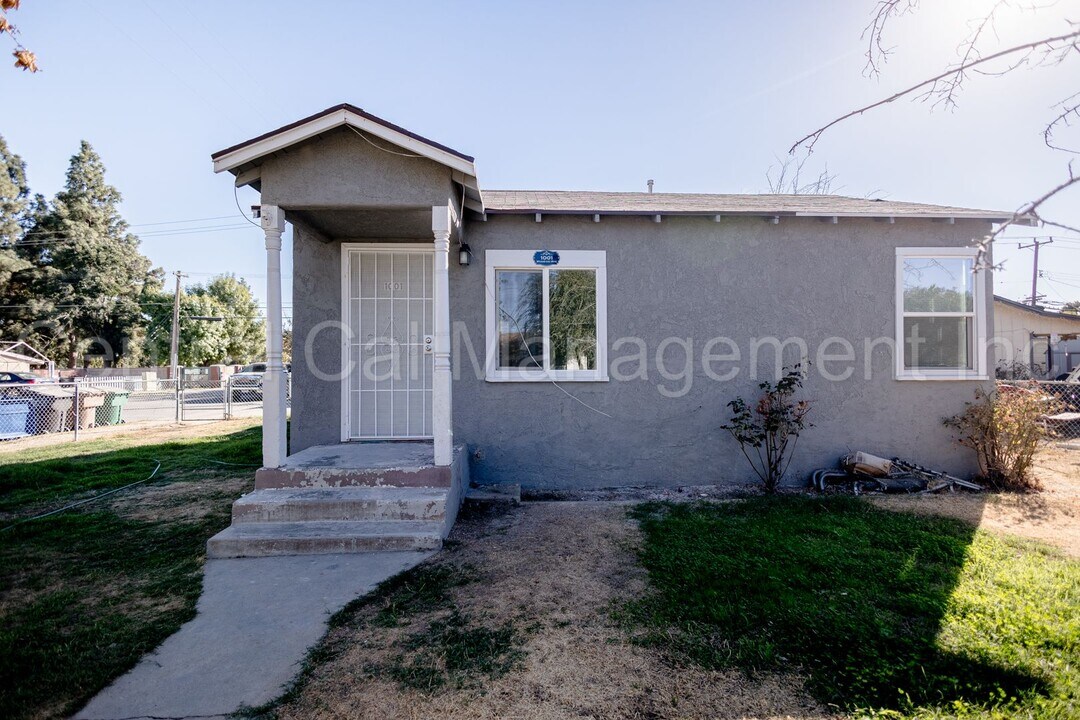 1001 Woodrow Ave in Bakersfield, CA - Building Photo