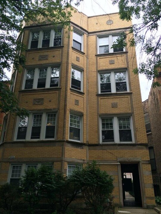 2520 N Sawyer Ave, Unit 3C in Chicago, IL - Foto de edificio