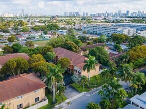 59 SE 3rd Ave in Hallandale Beach, FL - Building Photo - Building Photo