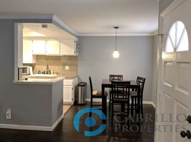 2828 Famosa Blvd in San Diego, CA - Building Photo - Building Photo