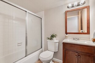 14248 92nd Pl NE in Kirkland, WA - Building Photo