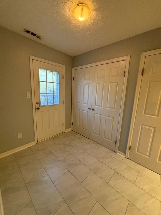 119 Sterling Ct in Yorktown, VA - Foto de edificio - Building Photo