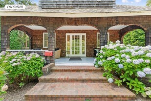 79 Moses Ln in Southampton, NY - Building Photo