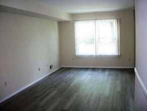 348 Cotswold Pl in Franklin Township, NJ - Building Photo - Building Photo