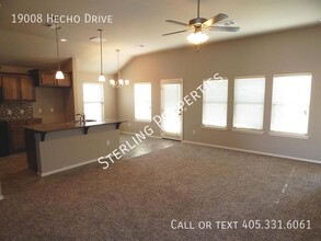 19008 Hecho Dr in Edmond, OK - Foto de edificio - Building Photo