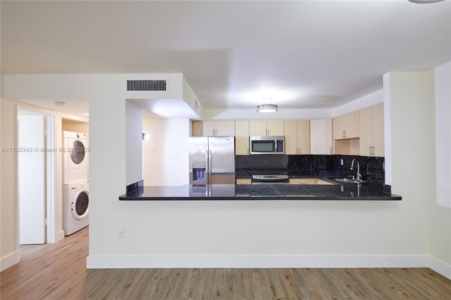 5845 Collins Ave in Miami Beach, FL - Building Photo - Building Photo