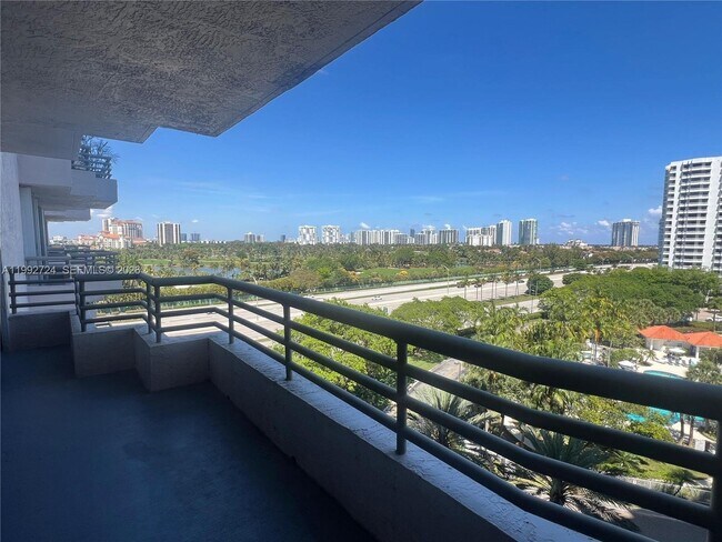 3300 NE 191st St, Unit 909 in Aventura, FL - Foto de edificio - Building Photo