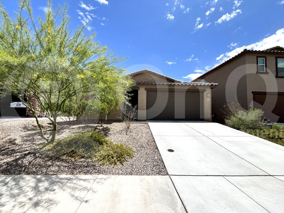 8013 S Silver Lillie Way in Tucson, AZ - Building Photo