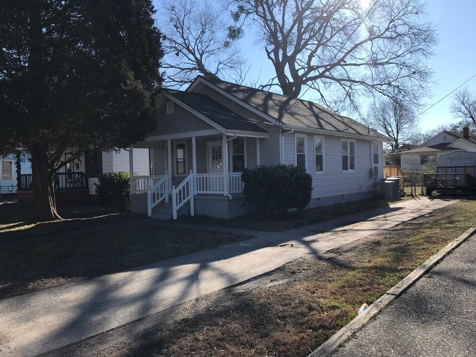 411 Greenbriar Ave in Hampton, VA - Building Photo