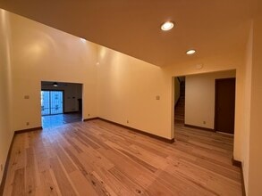 12513 Burninglog Ln in Dallas, TX - Building Photo - Building Photo