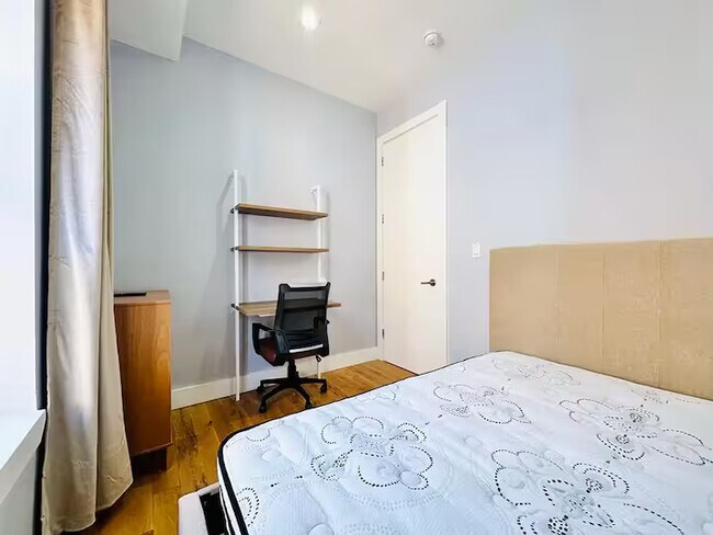 HDTV Room, Laundry, AC, 26 mins to Manhattan #510, Unit 2R in Brooklyn, NY - Building Photo - Building Photo