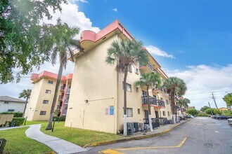 5300 W 21st Ct, Unit 312 in Hialeah, FL - Foto de edificio - Building Photo