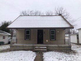 821 E Woodlawn St in Clinton, IL - Building Photo