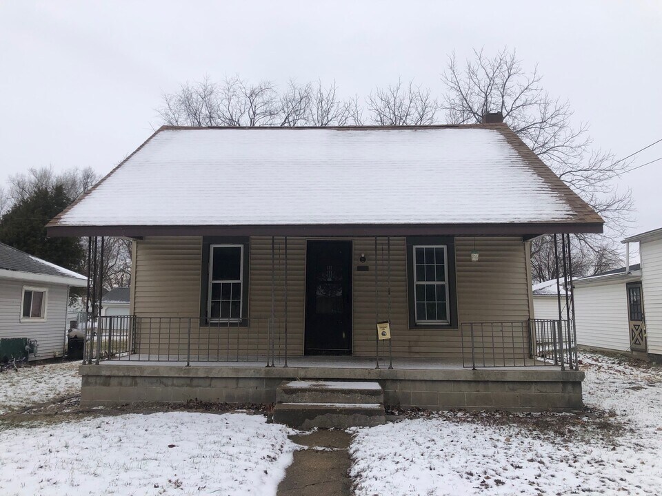 821 E Woodlawn St in Clinton, IL - Foto de edificio