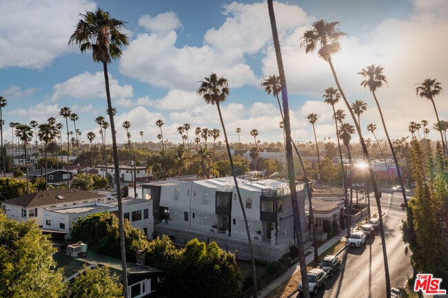 2307 Oakwood Ave in Los Angeles, CA - Building Photo - Building Photo