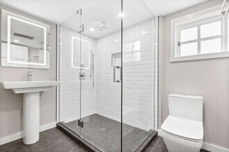 2436 66th Ave SE in Mercer Island, WA - Building Photo - Building Photo