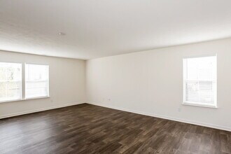 8035 Pavilion Ct in Indianapolis, IN - Foto de edificio - Building Photo