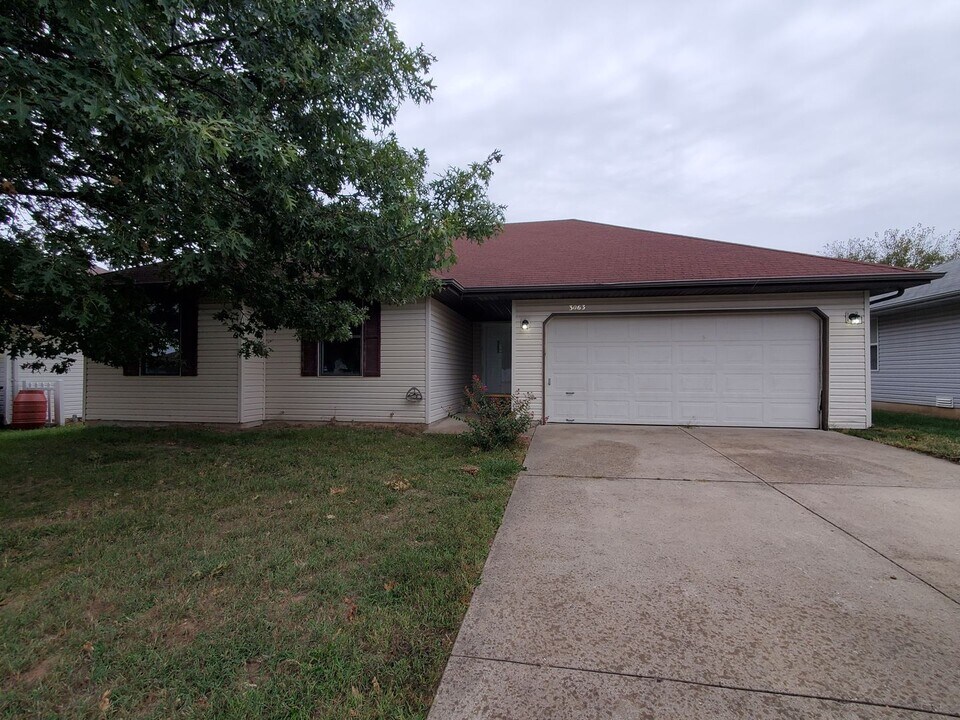 3063 W Webster St in Springfield, MO - Building Photo