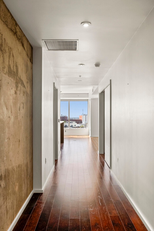 1155 S Grand Ave, Unit 1103 in Los Angeles, CA - Building Photo - Building Photo