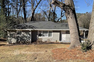 2505 Riggs Dr in East Point, GA - Building Photo