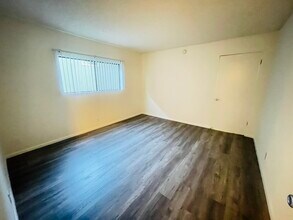 13956 Vanowen St in Van Nuys, CA - Foto de edificio - Building Photo