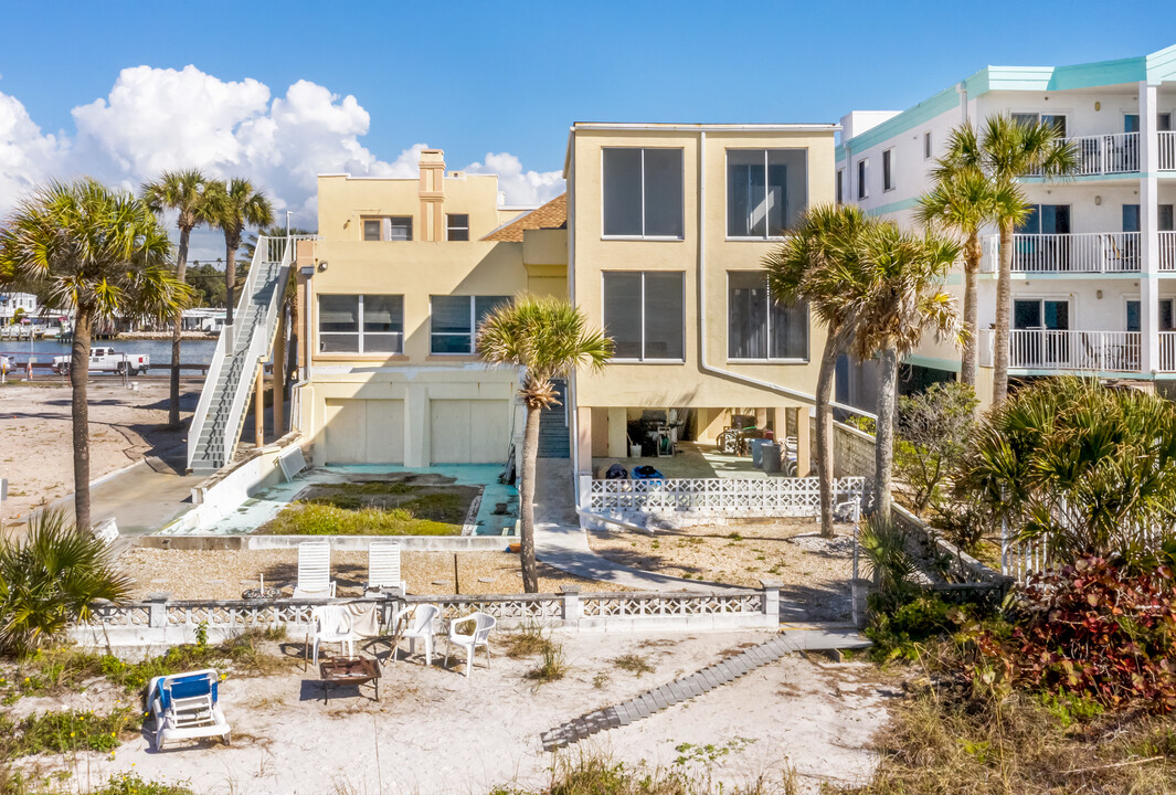 30 Gulf Blvd in Indian Rocks Beach, FL - Building Photo