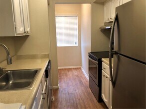 6907 Woodhue Dr in Austin, TX - Foto de edificio - Building Photo