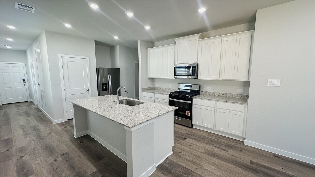 11978 Wisteria Mdws Dr in Willis, TX - Building Photo