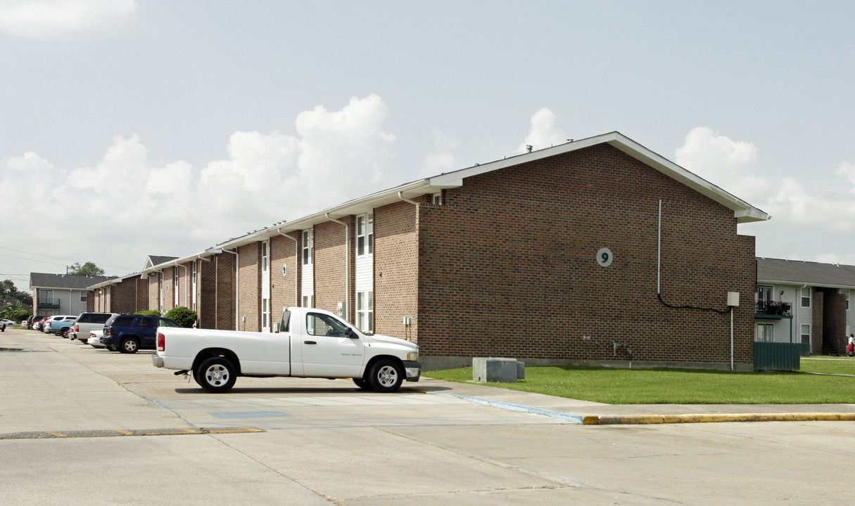 Lapalco Court in Harvey, LA - Foto de edificio