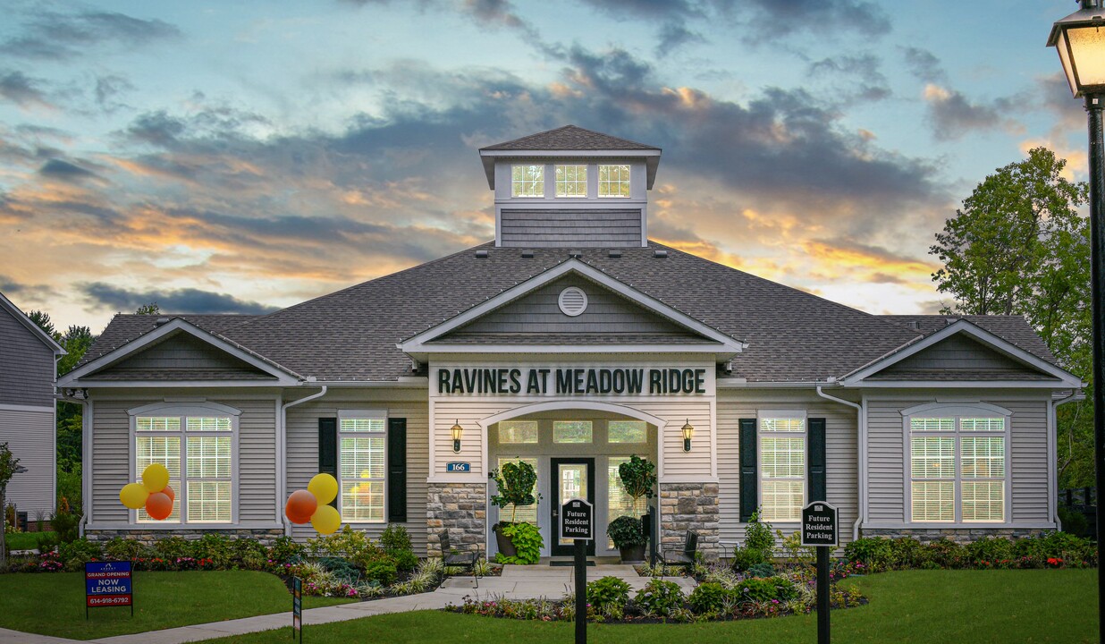 Ravines at Meadow Ridge in Sunbury, OH - Foto de edificio