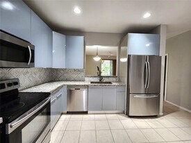 5489 NW 90th Ave in Sunrise, FL - Building Photo