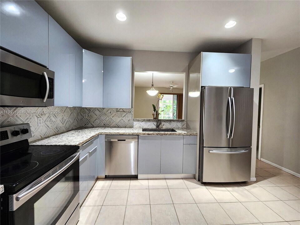 5489 NW 90th Ave in Sunrise, FL - Building Photo