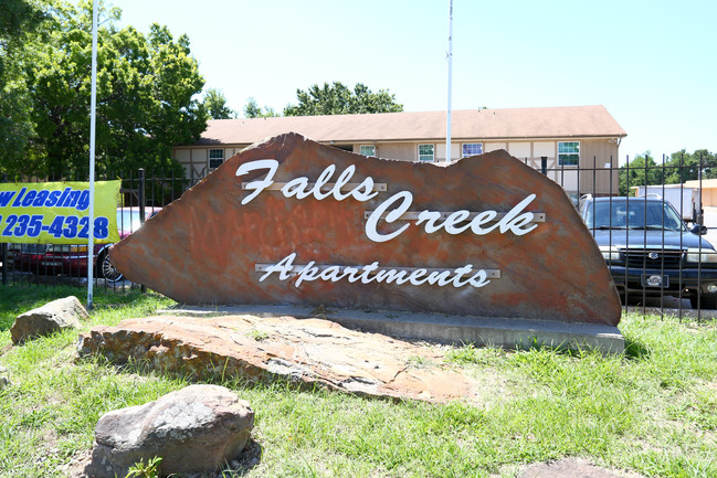 Falls Creek Apartments in Oklahoma City, OK - Foto de edificio - Building Photo