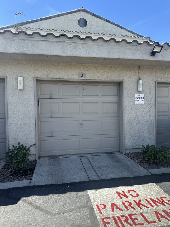 6250 W Flamingo Rd in Las Vegas, NV - Building Photo - Building Photo