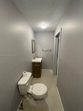 19732 NW 59th Pl in Hialeah, FL - Foto de edificio - Building Photo