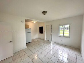 17175 NE 19th Ave-Unit -2 in North Miami Beach, FL - Building Photo - Building Photo