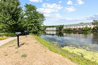 10 Crowninshield St, Unit 104 in Peabody, MA - Foto de edificio - Building Photo