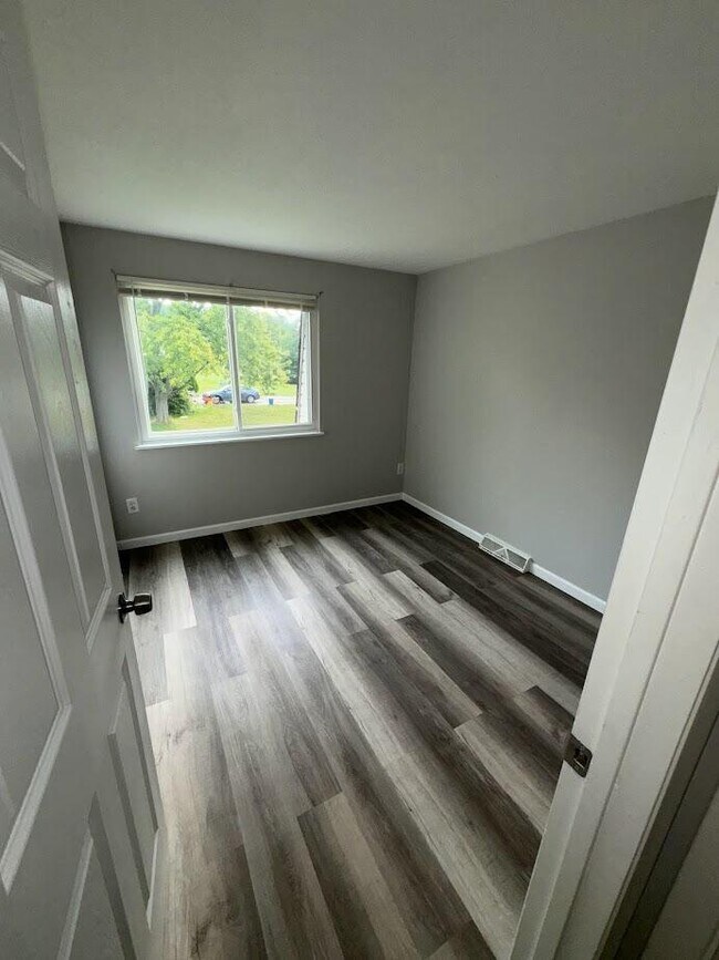 5510 Beavercrest Dr in Lorain, OH - Building Photo - Building Photo