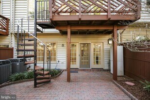 707 Hawkins Way in Alexandria, VA - Building Photo