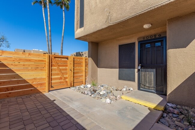 6036 W Oregon Ave in Glendale, AZ - Foto de edificio - Building Photo