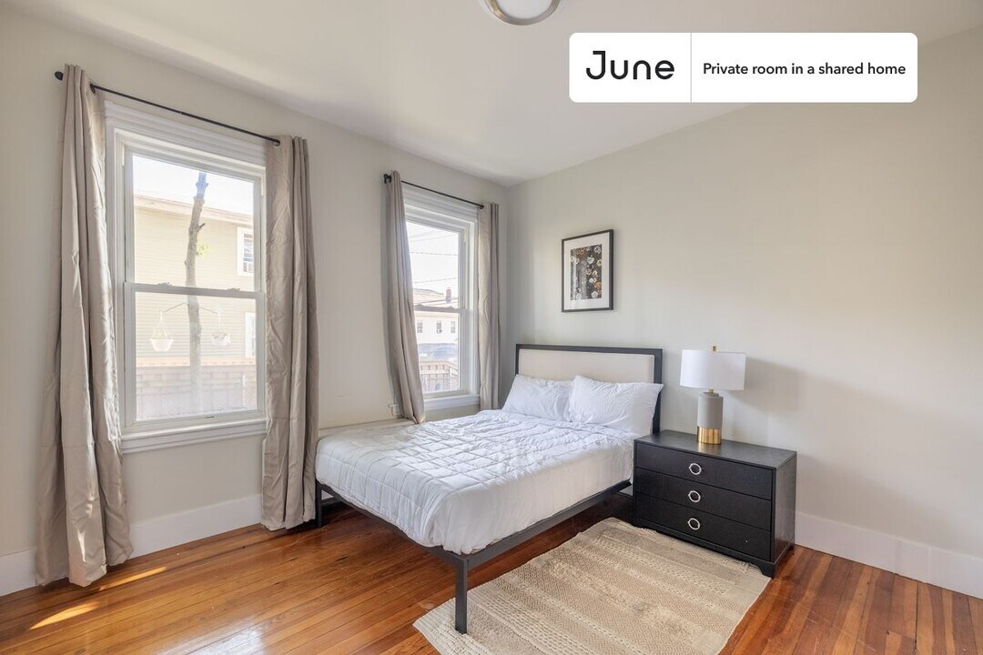 52 Crescent Ave in Boston, MA - Building Photo