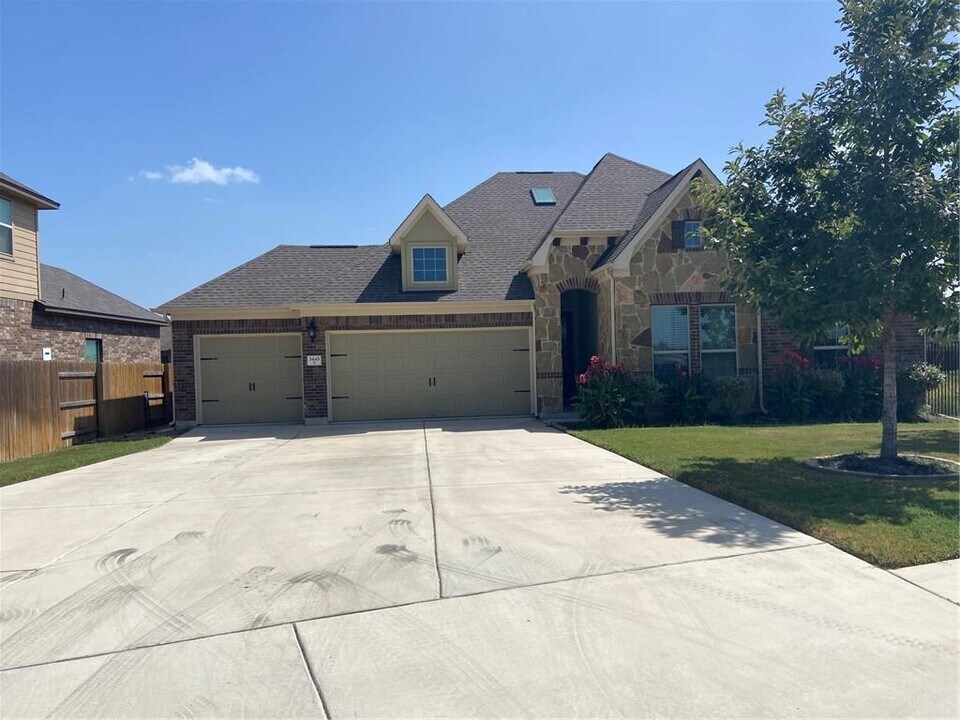 3445 Francisco Way in Round Rock, TX - Foto de edificio