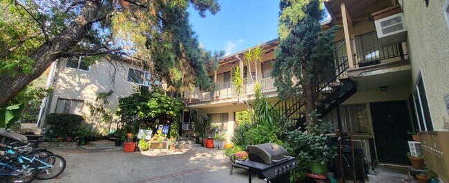 2425 Foothill Blvd in La Crescenta, CA - Building Photo - Building Photo