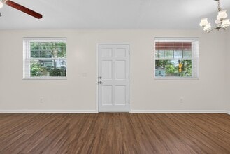 8009 Jasper Ave in Jacksonville, FL - Foto de edificio - Building Photo