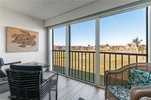 29 High Point Cir E in Naples, FL - Building Photo