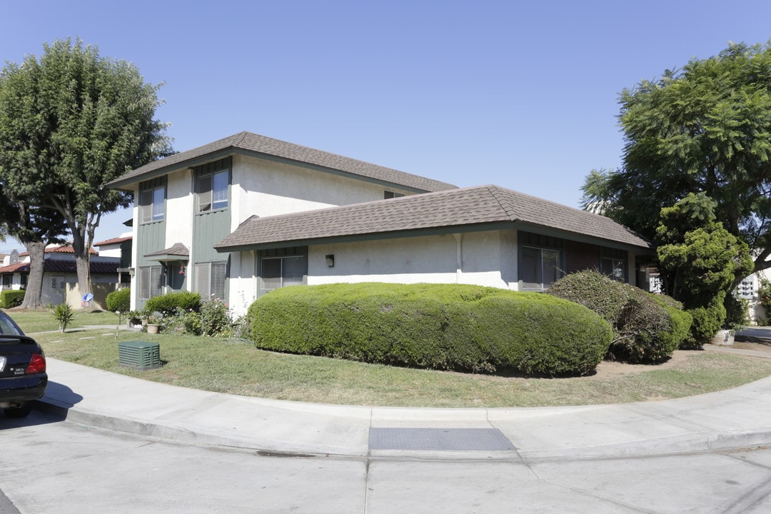 17241 Keelson Ln in Huntington Beach, CA - Building Photo