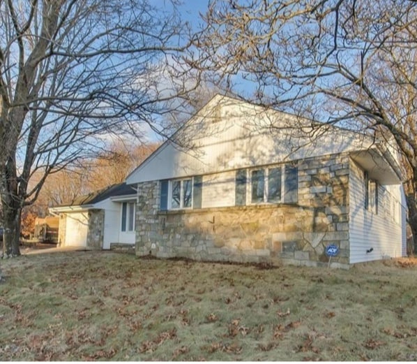 275 High St in Windham, CT - Building Photo