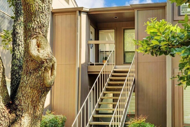 1201 Bering Dr photo'