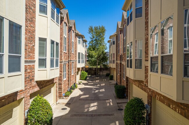 4330 Holland Ave in Dallas, TX - Foto de edificio - Building Photo