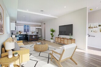 2332 Carmona Ave in Los Angeles, CA - Building Photo - Building Photo